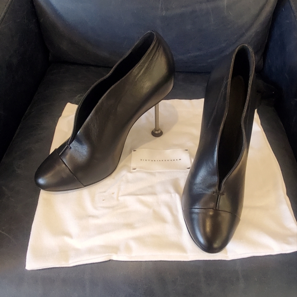 Black Victoria Beckham pumps
